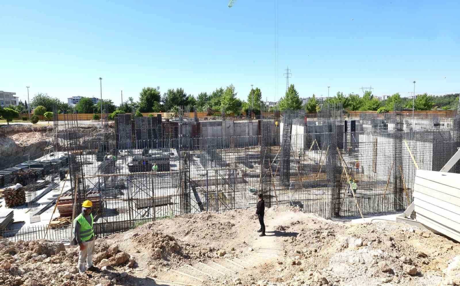 vali-kucuk-yapimi-suren-kultur-merkezinde-incelemelerde-bulundu