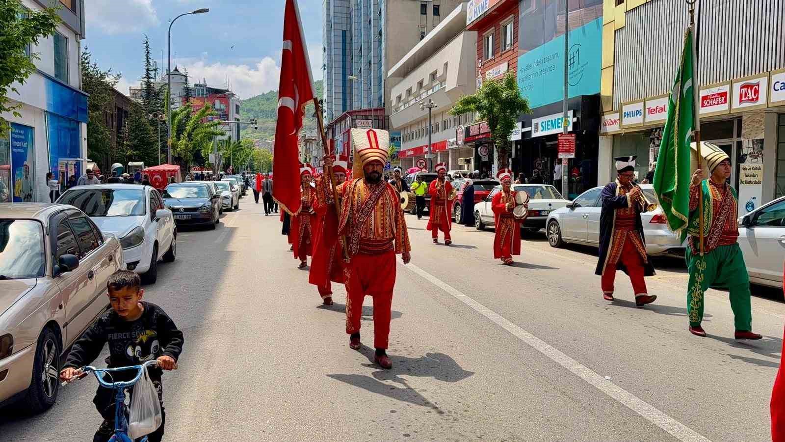 meslek-liseliler-mehteran-esliginde-yuruyup-mesleklerini-anlattilar