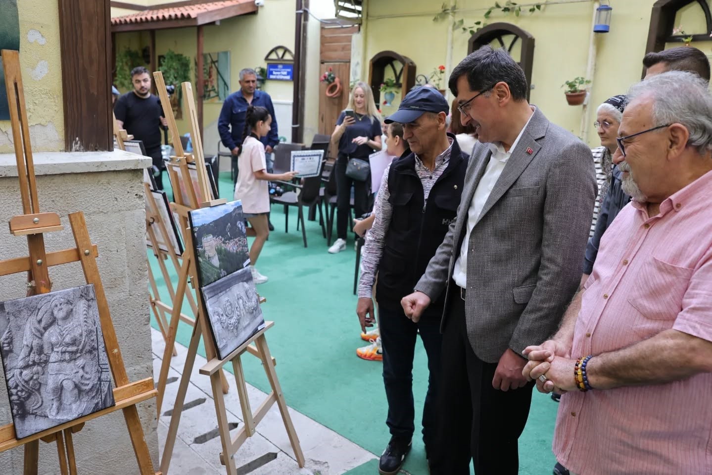 kutahya-da-minik-fotografcilarin-vizorunden-buyuk-dunyalar-sergisi-acildi