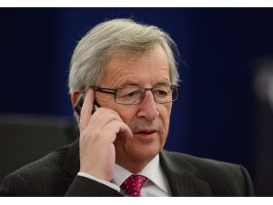 Junker’i Konuşma Yaparken Eşi Aradı