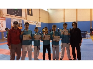 Karateciler 4 Altın 3 Gümüş Ve 3 Bronz Madalya İle Döndü