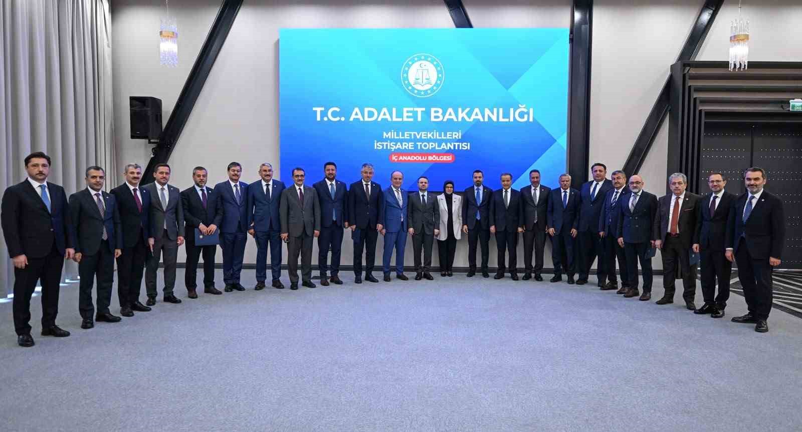 adalet-bakani-gurlek-ic-anadolu-bolgesi-milletvekilleriyle-bir-araya-geldi
