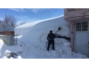 Kara Gömülen Ev, Kürekle Temizlenemeyince Devreye Kepçe Girdi