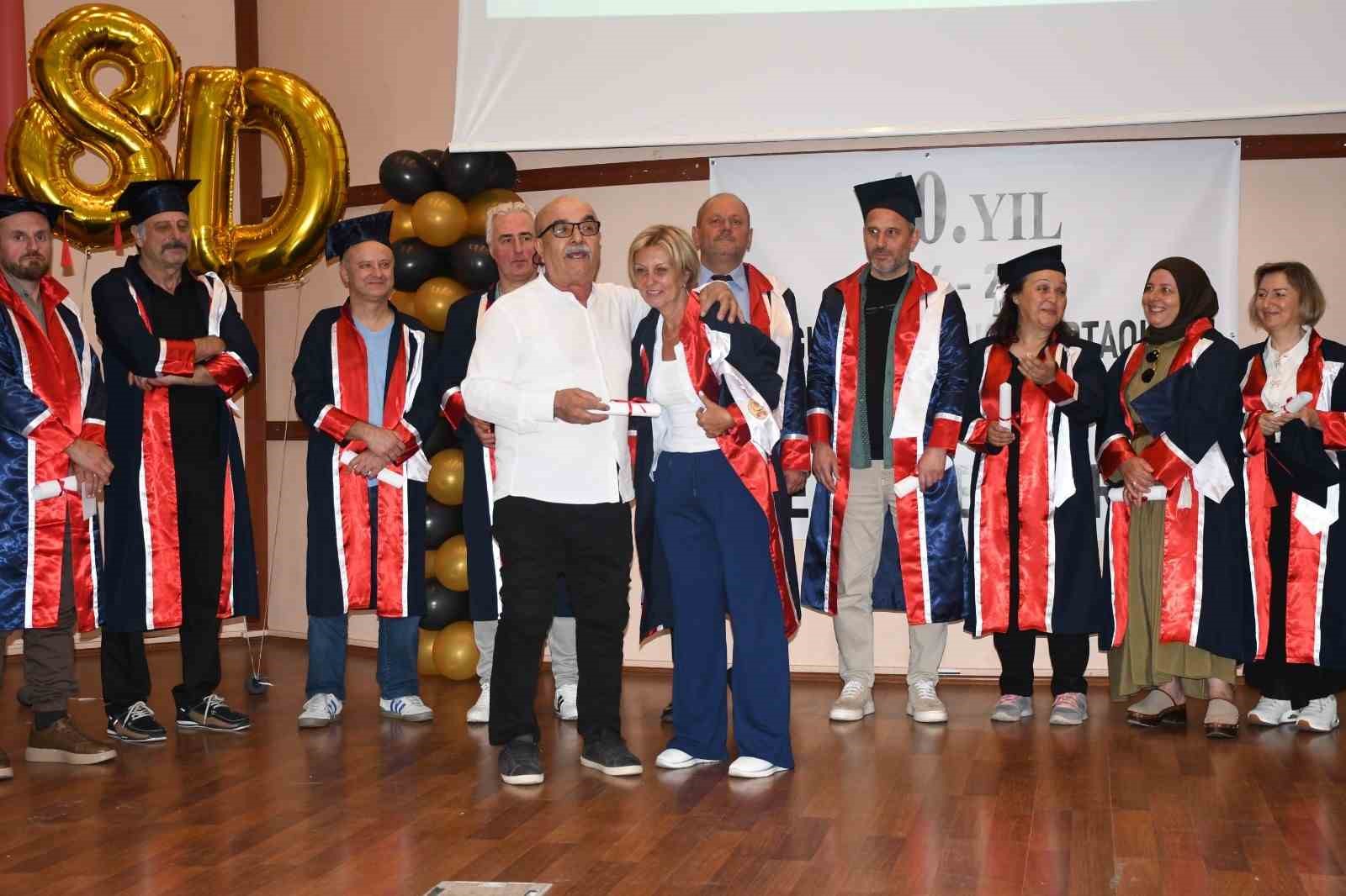 40-yil-sonra-ayni-sirada-ayni-heyecanla-bulustular