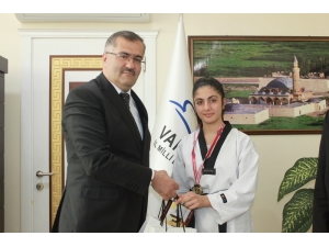 Tekvando İl Birincisinden Müdür Tevke’ye Ziyaret