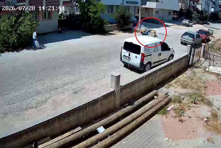 asiri-sicaktan-etkilenen-postaci-motosikletiyle-aydinlatma-diregine-carpti