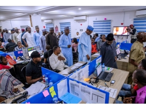 Nijeryalılar Seçim Sonuçlarını Bekliyor