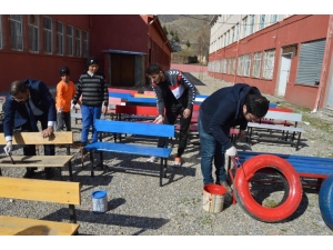 Atık Malzemelerden Renkli Okul Bahçesi Oluşturdular