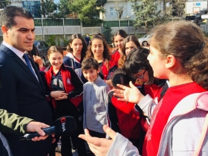 Beşiktaş Belediye Başkan Adayı Toper, Okul Okul Gezip, Öğrencilere Kedi Ve Köpek Maması Dağıttı