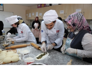 Öğrenciler Ko-mek Mutfağında Mancarlı Pide Yaptı