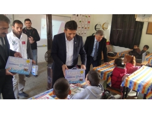 Gercüş’te Hayrat Derneği Tarafından Öğrencilere Kitap Seti