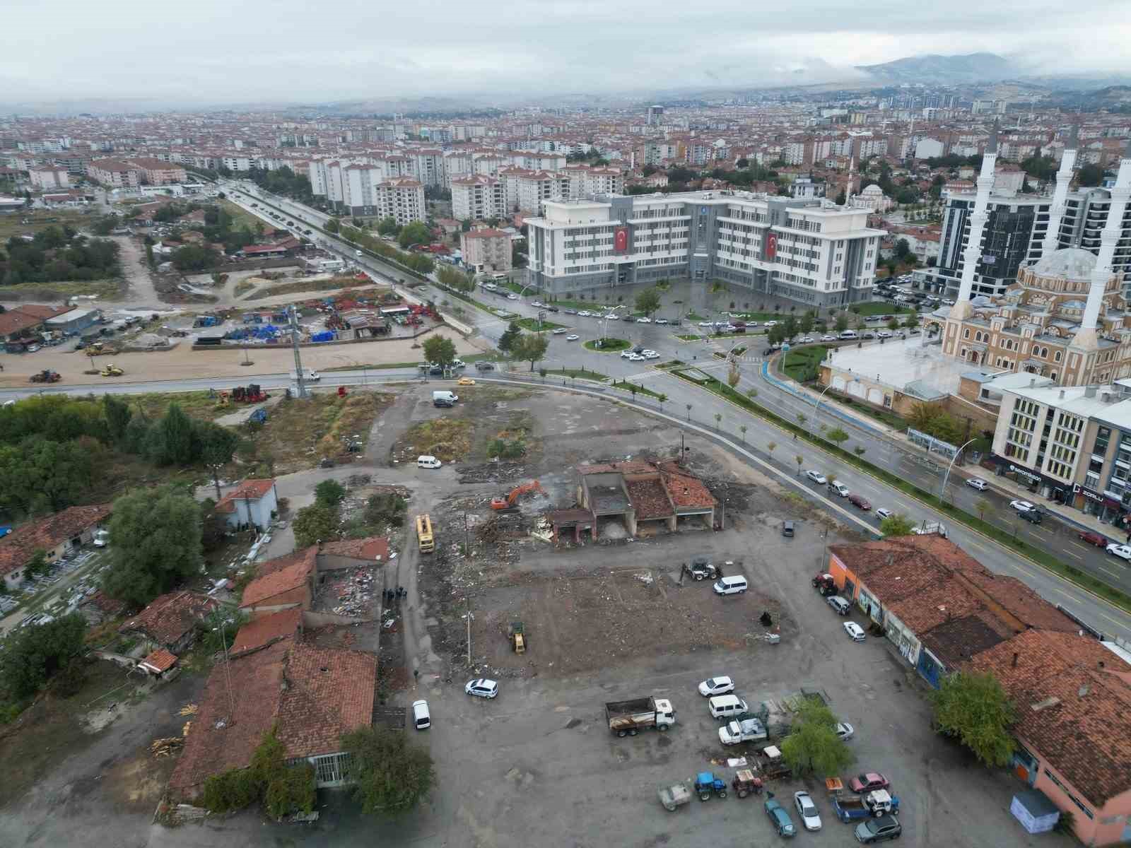 corum-da-gencleri-bulusturacak-genc-park-projesi-cin-yikim-calismalari-suruyor