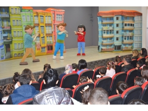 Silopi Belediyesi’nden Miniklere Tiyatro Gösterisi