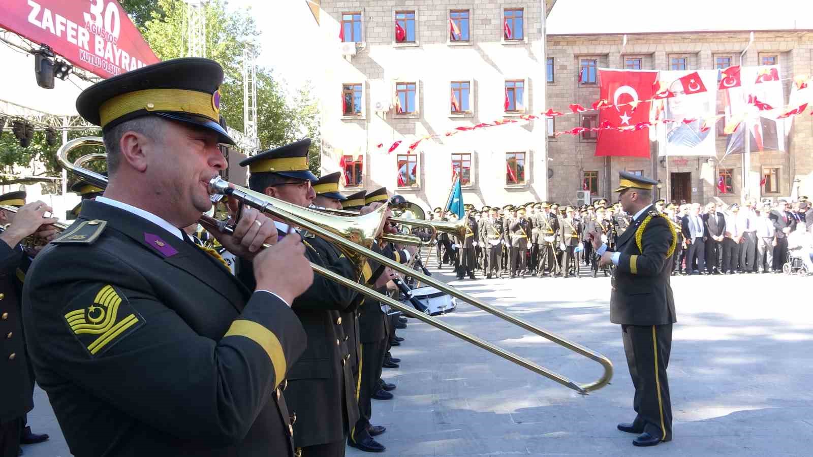 isparta-da-zafer-bayrami-coskuyla-kutlandi