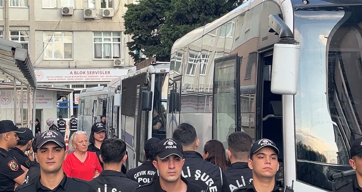 izmit-belediyesi-ne-yonelik-sorusturma-kapsaminda-gozaltina-alinan-supheliler-istanbul-da-saglik-kontrolunden-gecirildi