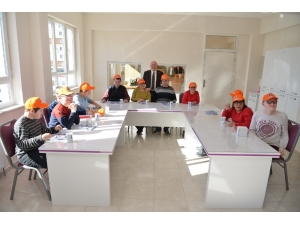 Rektör Savaş Engelli Öğrenci İle Ebru Çalışması Yaptı