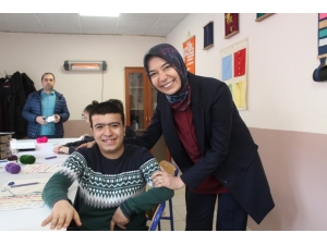 Ayşen Zeybekci, Yaşlılarla Ve Engelli Öğrencilerle Buluştu