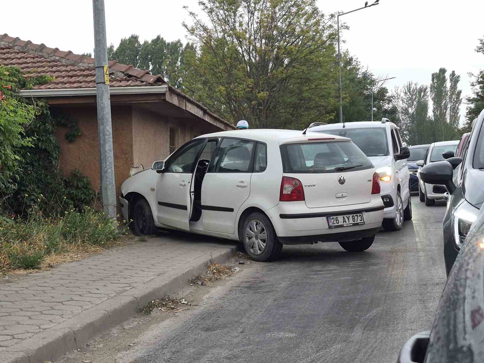 eskisehir-de-kontrolden-cikan-otomobil-duvara-carpti