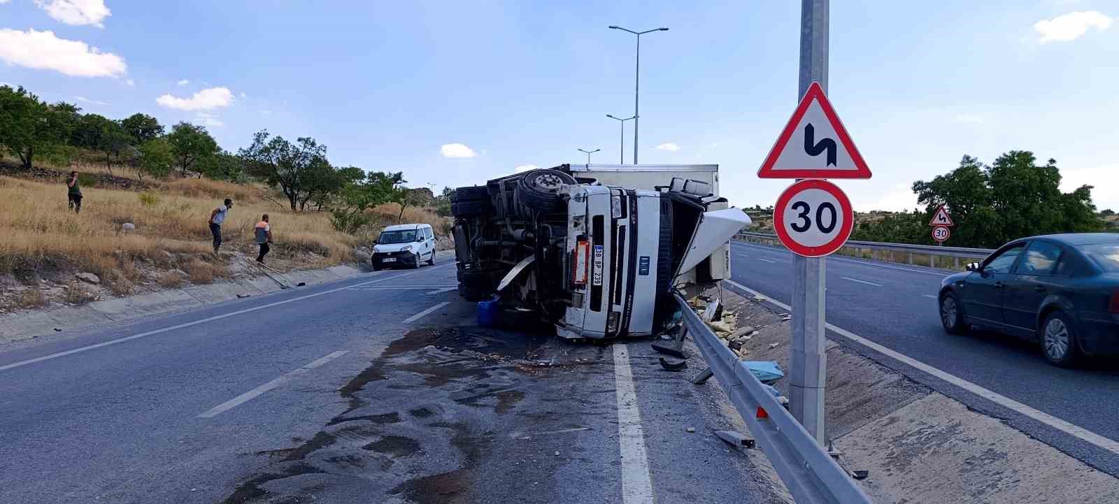 direksiyon-hakimiyeti-kaybolan-tir-devrildi-1-yarali