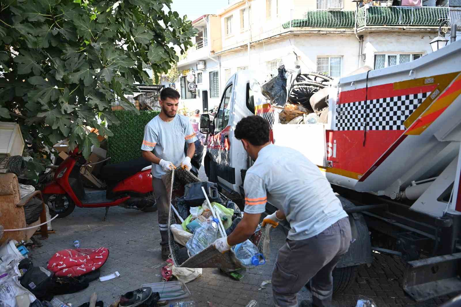 kusadasi-nda-sokaga-hurda-ve-atik-birakanlara-zabita-mudahalesi