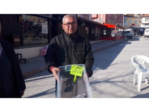 Mavi Haşhaş Pazar Tezgahında