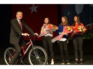 Bakan Selçuk Bisiklete Bindi