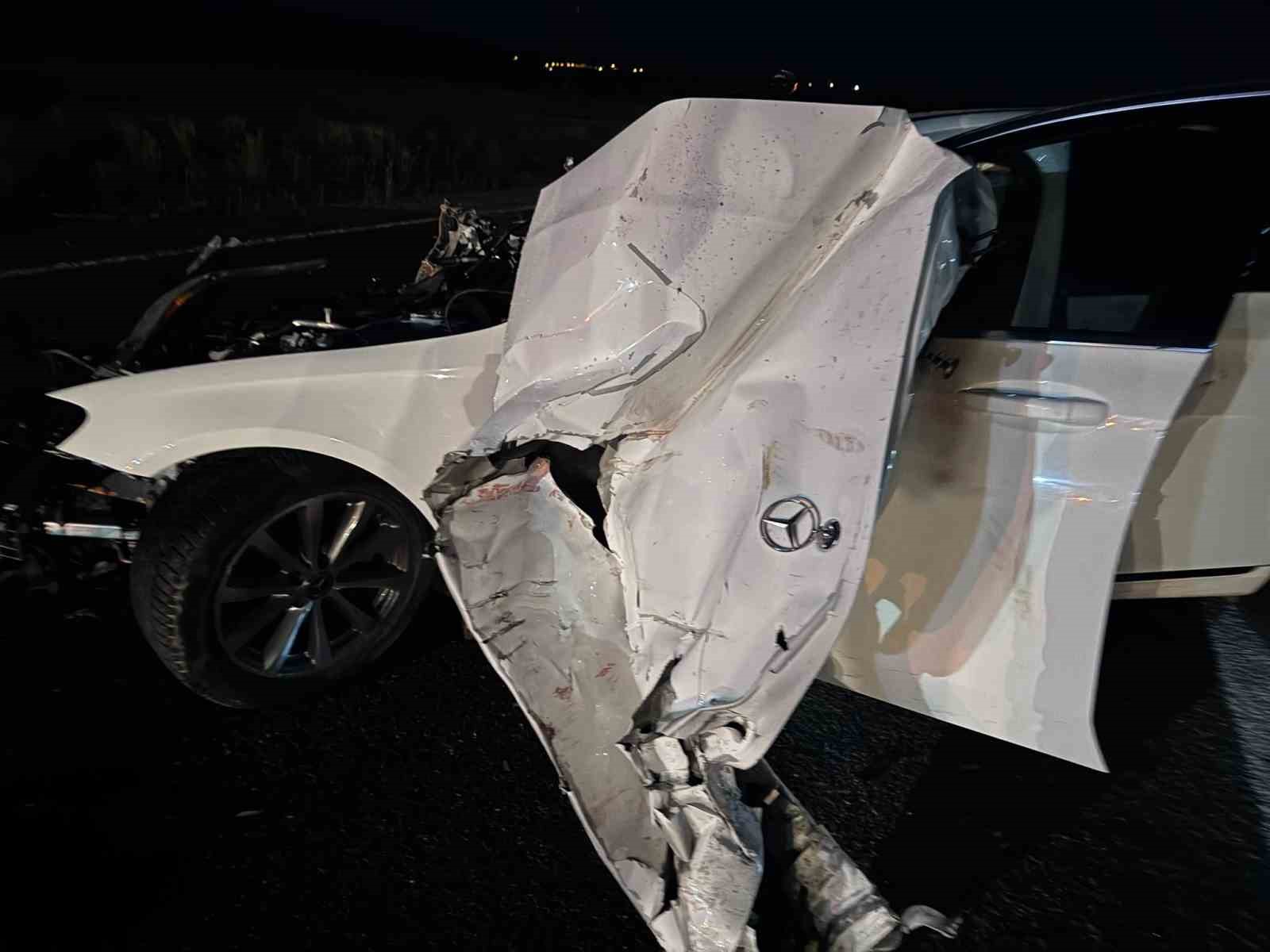 sivas-ta-traktore-carpan-mercedes-hurda-yiginina-dondu-4-yarali
