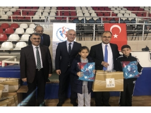 Öğrencilere Spor Malzemesi Desteği