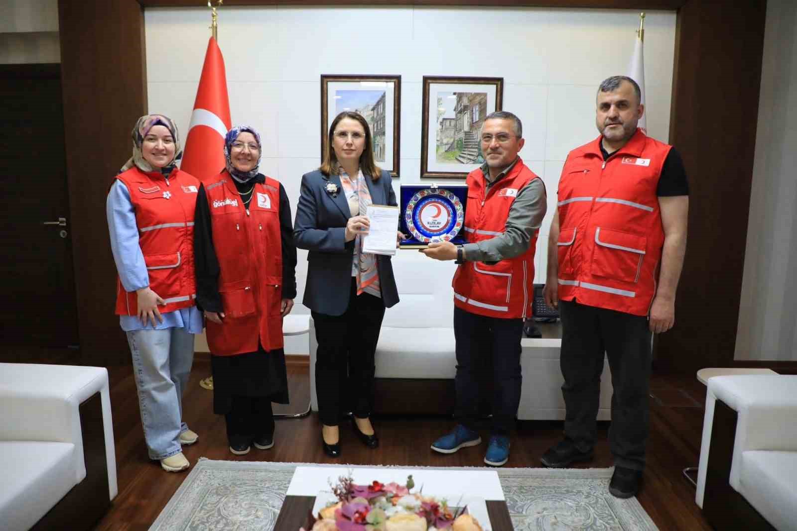 vali-arslan-kurban-bagisini-kizilay-a-yapti