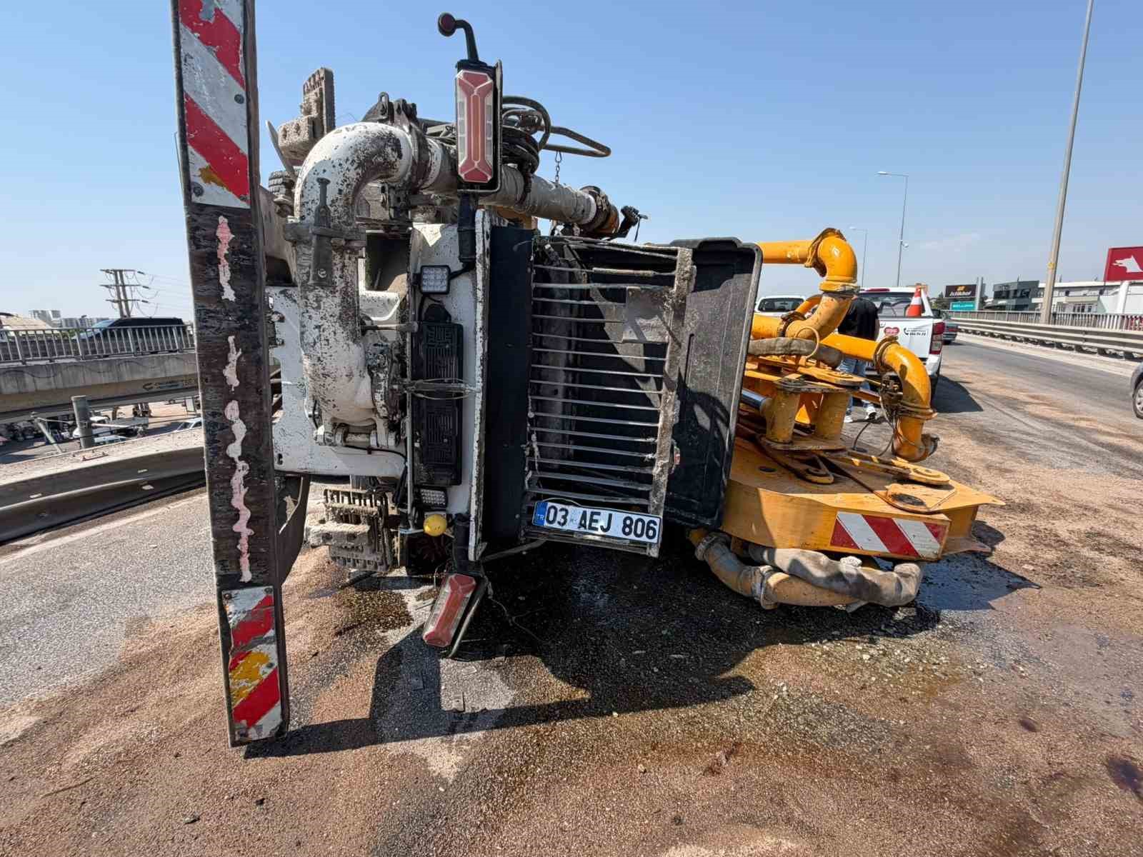 beton-pompasi-kamyonu-bariyerlere-carpip-yan-yatti