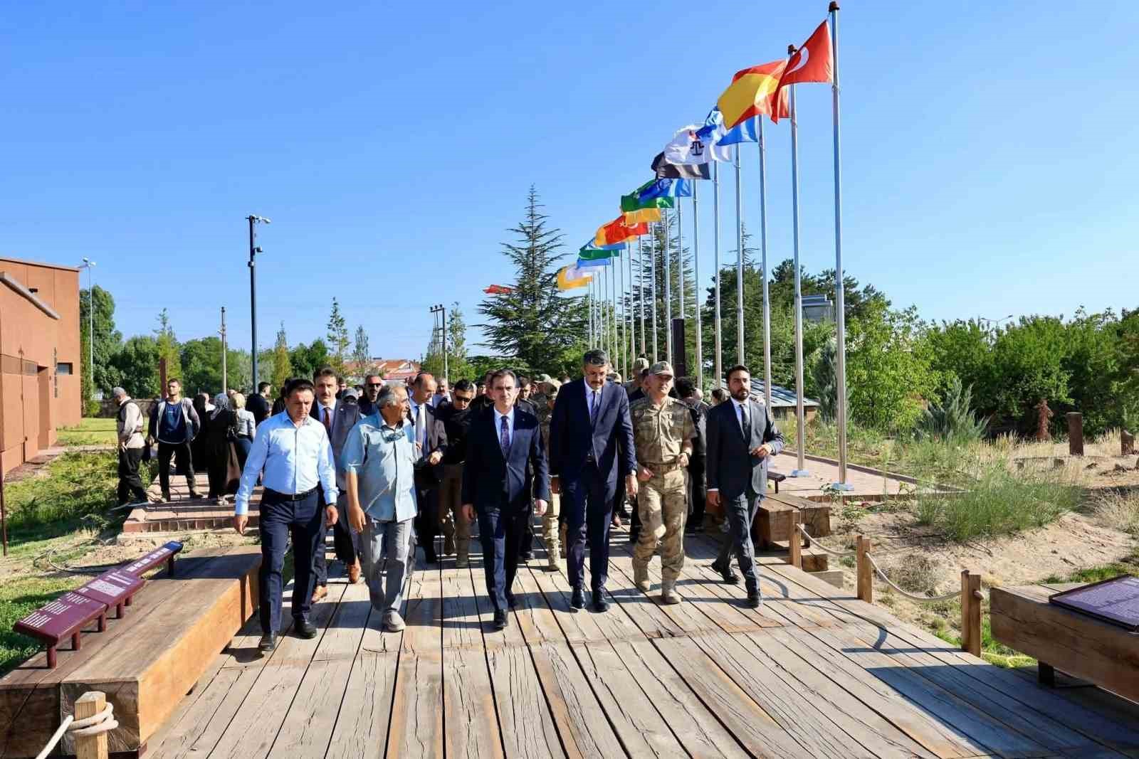 bakan-yardimcisi-celik-ahlat-ta-incelemelerde-bulundu