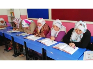 Okuma Yazma Öğrenmenin Sevincini Yaşıyorlar