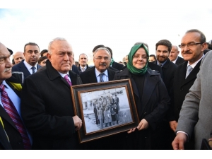 Bakan Selçuk Doğduğu Topraklarda Vatandaşlarla Buluştu