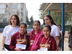Öğrenciler Nadir Hastalıklar İçin Mavi Kurdele Dağıttı