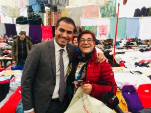 Mhp’li Belediye Başkan Adayından Chp Stant Görevlilerine Atatürk Rozeti