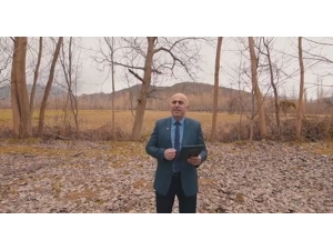 Başkan Adayı Vaatlerini Ormanda Ağaçlara Anlattı