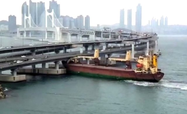 Rus Kargo Gemisi, Güney Kore'de Köprüye Çarptı