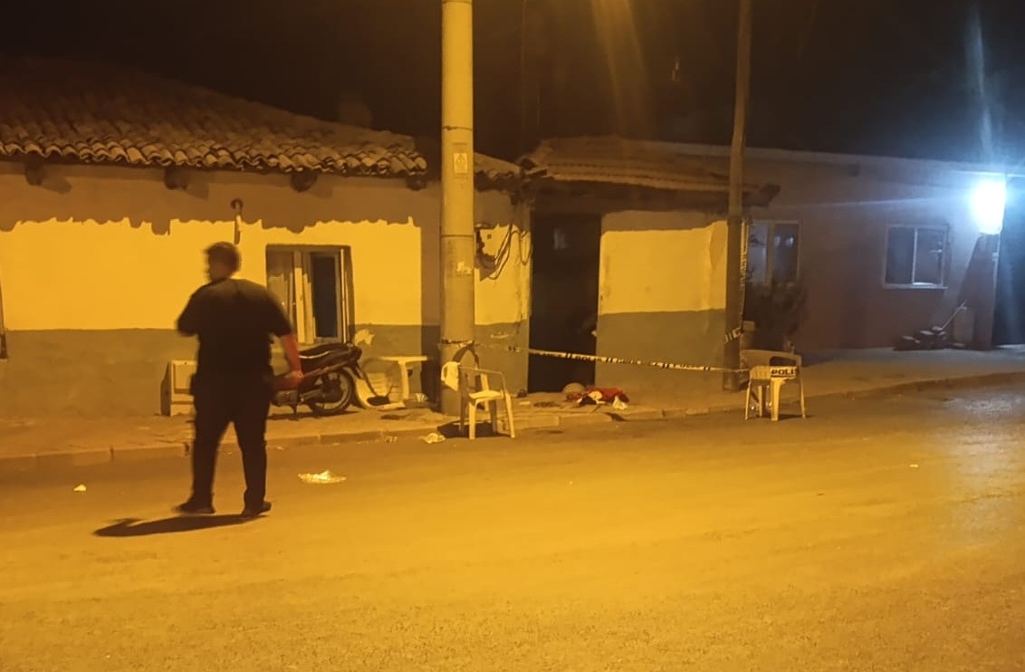 manisa-da-esi-ve-kizini-bicaklayan-baba-tutuklandi