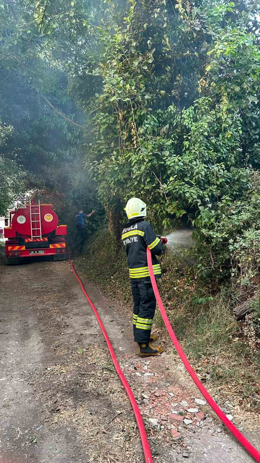 mugla-da-korkutan-ot-yangini-30-metrekare-alan-zarar-gordu