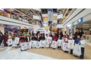 Hünerli Eller ’Geri Dönüşüm Sanatla Birleşiyor’ Etkinliğinde Çantalar Hazırladı