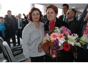 Akşener, 40 Yıllık Okul Arkadaşını Ziyaret Etti