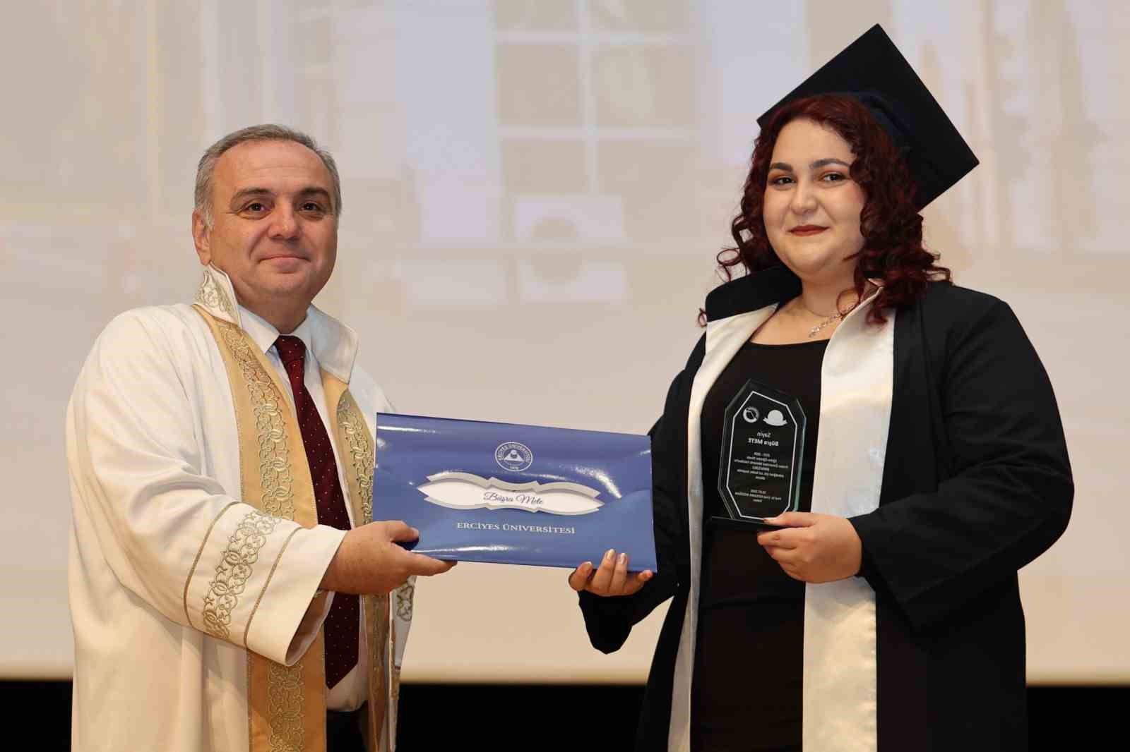 eru-mimarlik-fakultesi-nde-mezuniyet-sevinci
