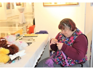 Down Sendromlu Ece Yaptığı Elişi Ürünleri Satarak Annesine Ev Almak İstiyor