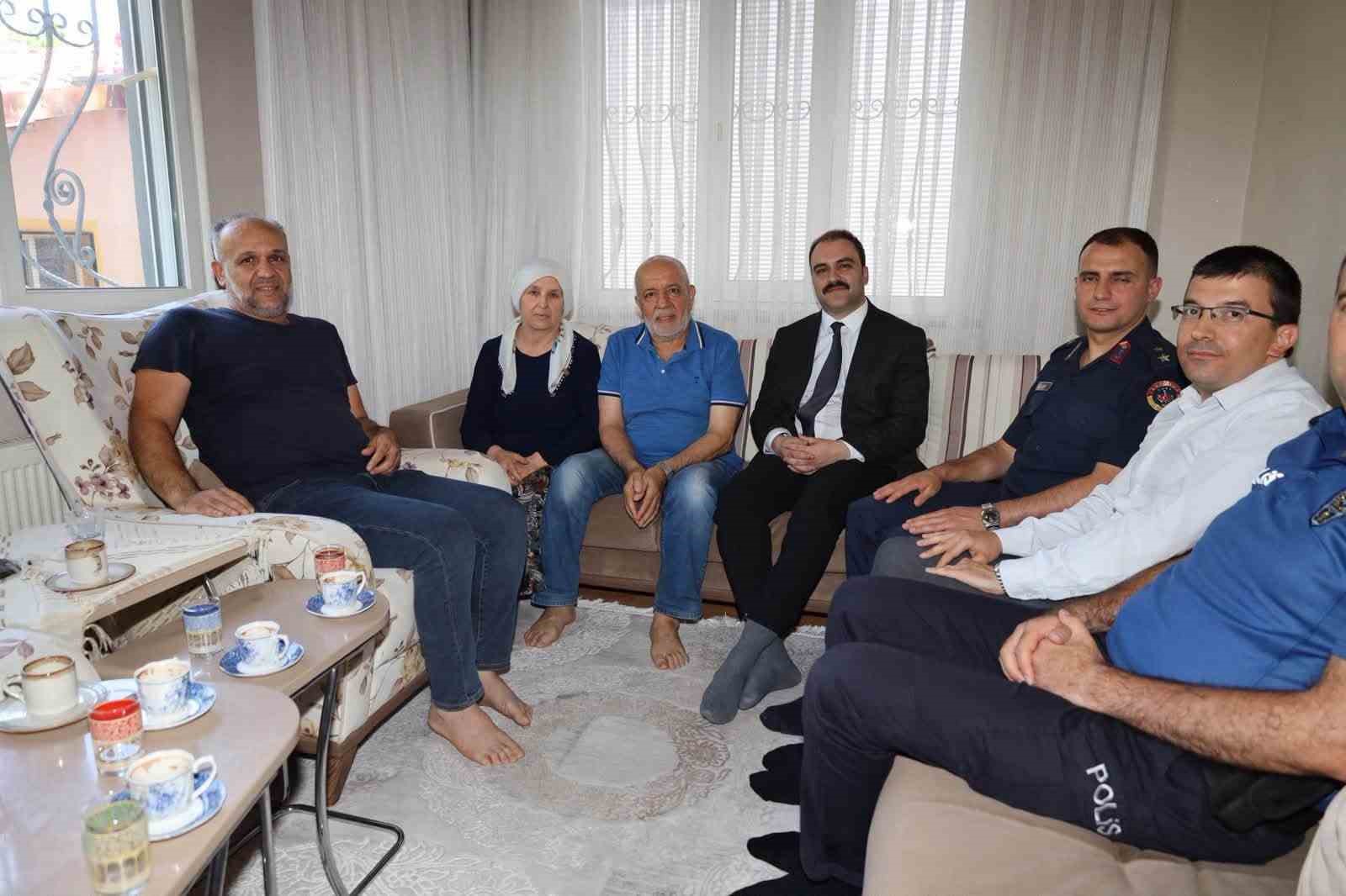 kaymakam-battal-sehit-aileleri-ve-gazi-ile-bir-araya-geldi