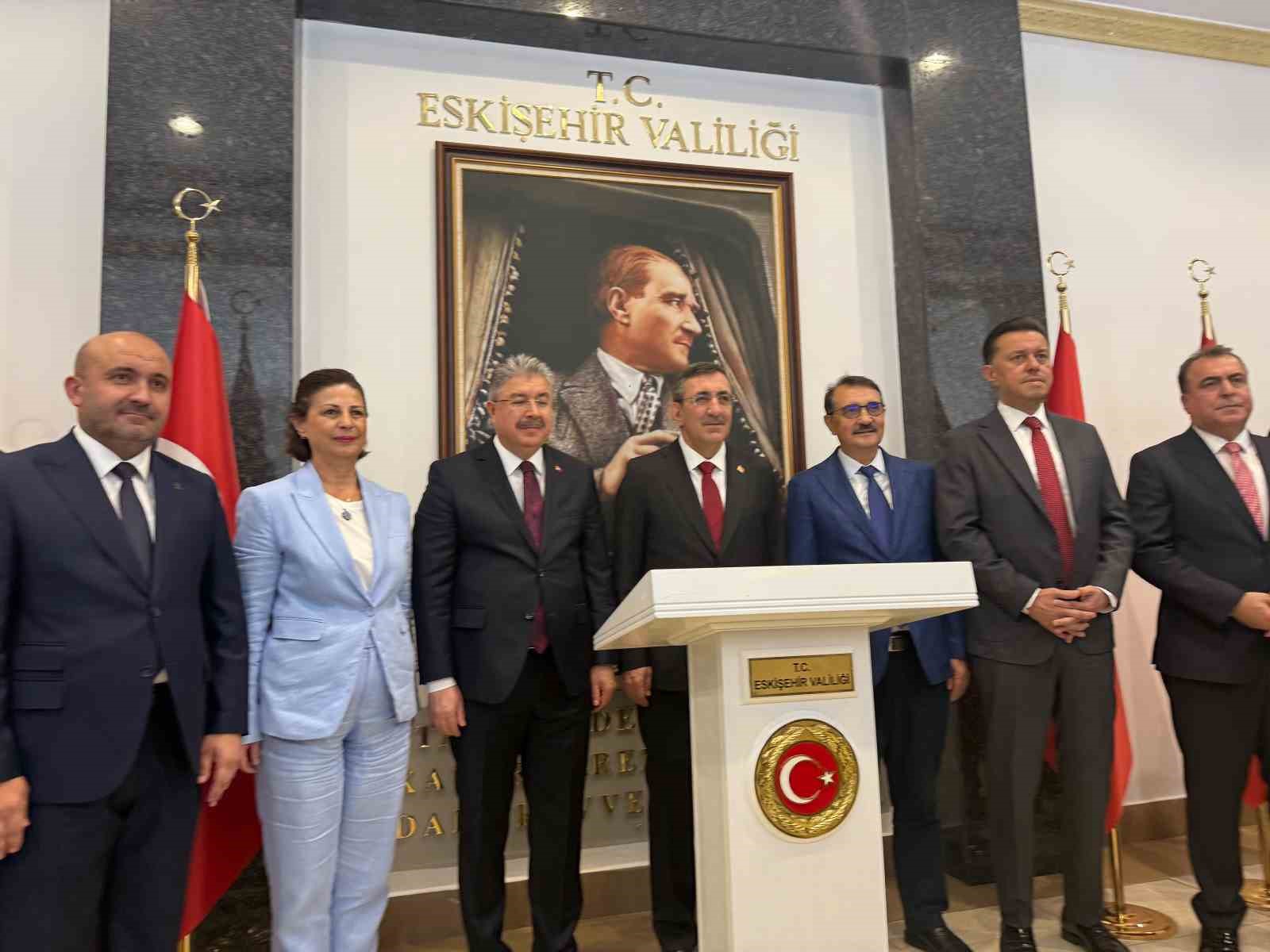cumhurbaskani-yardimcisi-yilmaz-eskisehir-valiligini-ziyaret-etti