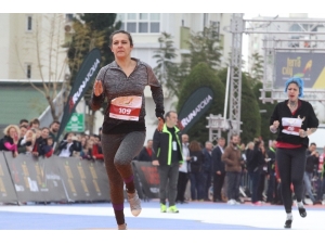 Antalya’da Kadınlar, ‘Yüksek Topuk’ladı