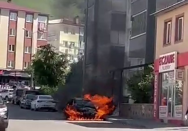 erzurum-da-otomobil-alev-topuna-dondu
