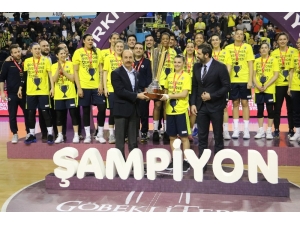 Şampiyon Fenerbahçe Kupasını Aldı