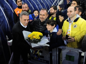 Taraftarlardan Yanal’a Çiçek