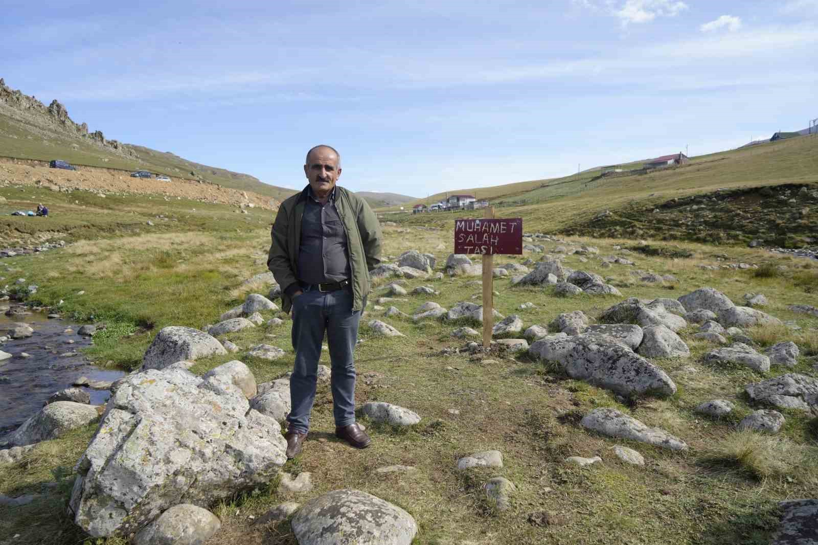 salah-in-oturdugu-tasin-yanina-konulan-tabela-ve-bank-bir-gecede-kayboldu